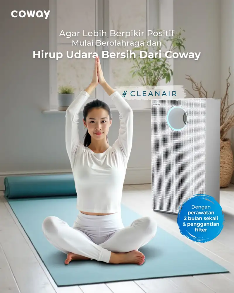 Wanita yoga di ruangan bersih dengan Air Purifier Coway Next Storm