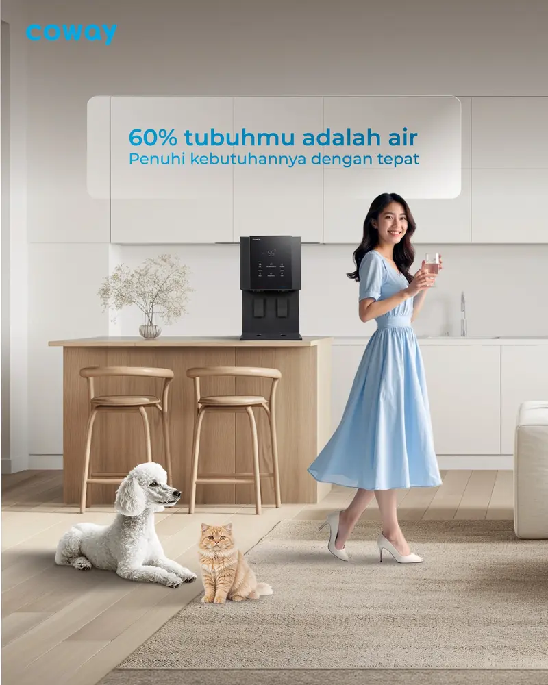 Wanita sehat minum air bersih dengan Water Purifier Coway di dapur modern